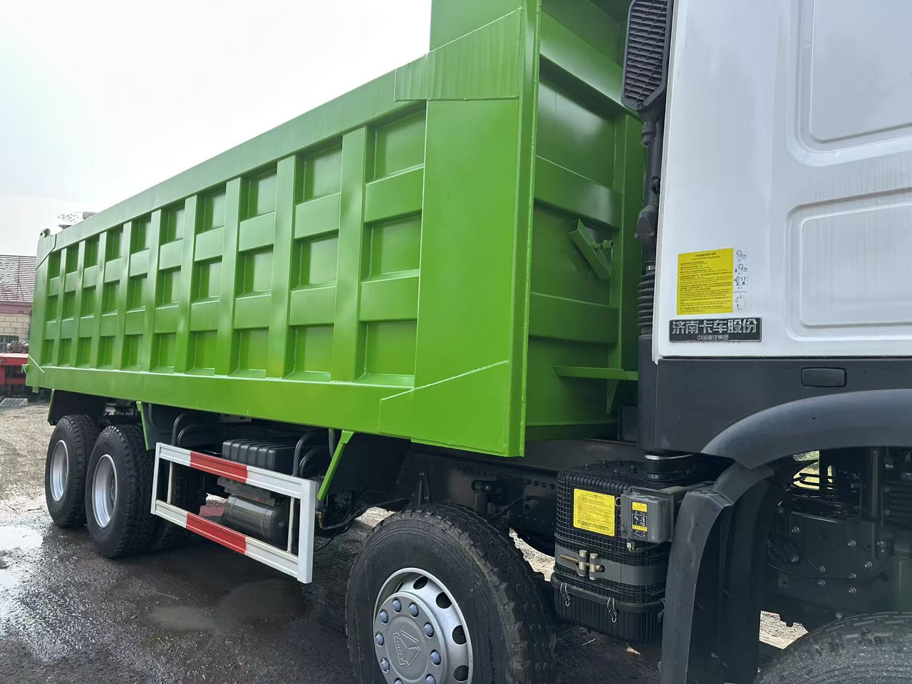 Camión volquete para transporte de materiales áridos SINOTRUK HOWO 420HP 8X4 Tipper Truck: foto 7