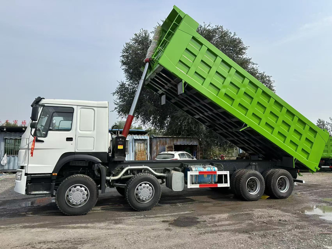 SINOTRUK HOWO 420HP 8X4 Tipper Truck - Camión volquete: foto 1 SINOTRUK HOWO 420HP 8X4 Tipper Truck - Camión volquete: foto 1