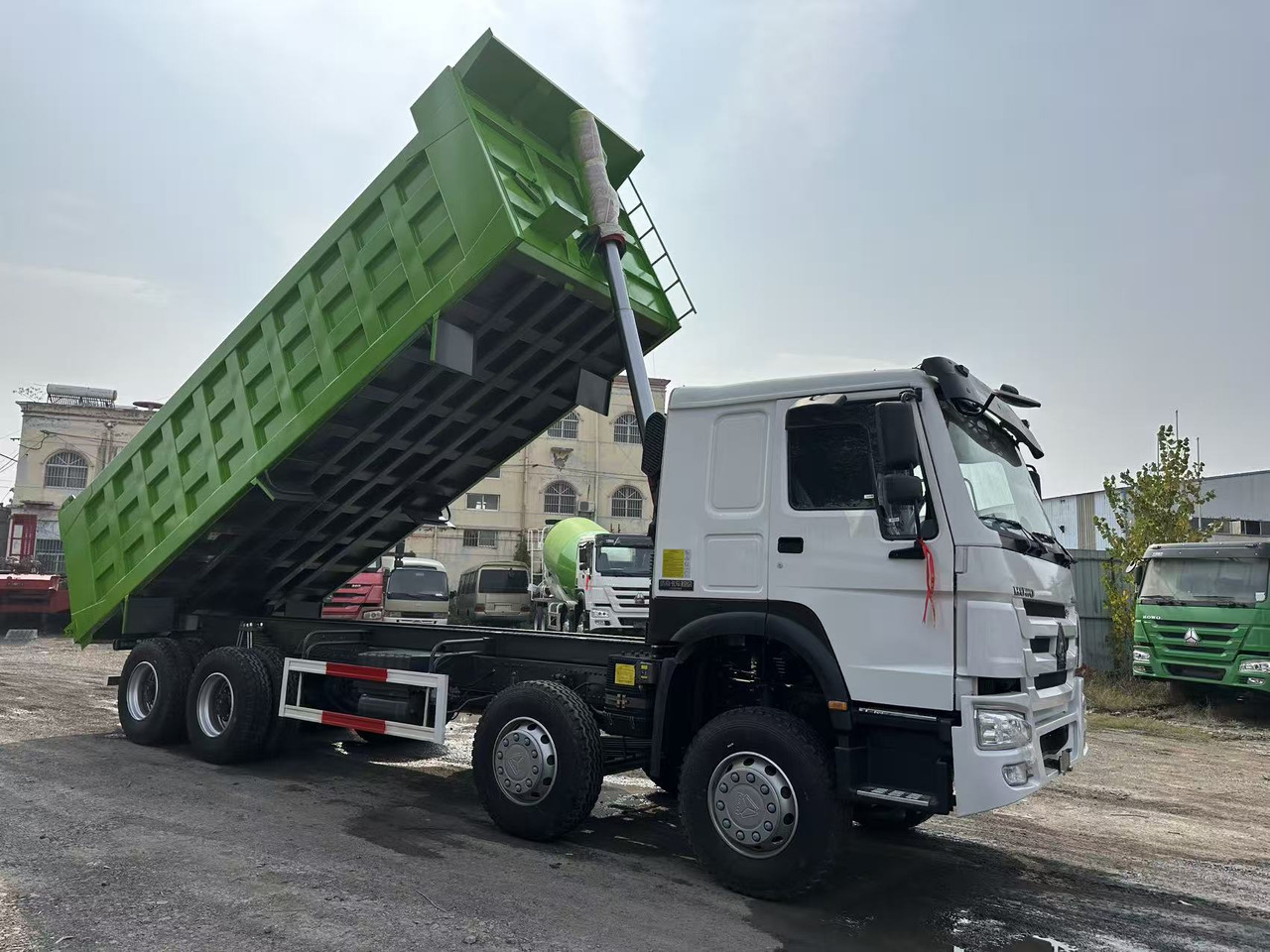 Camión volquete para transporte de materiales áridos SINOTRUK HOWO 420HP 8X4 Tipper Truck: foto 10