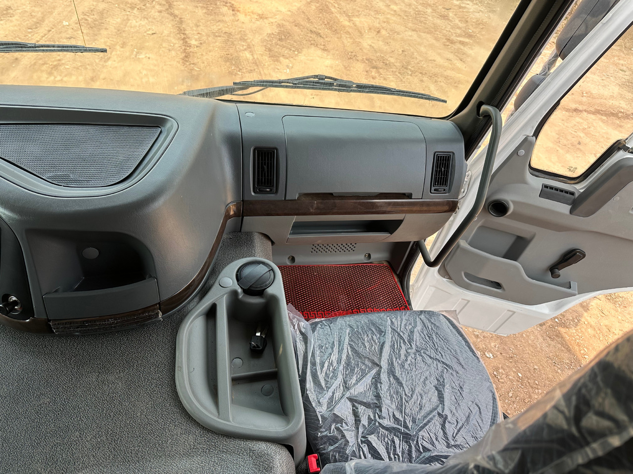 SINOTRUK HOWO Dump truck 371hp 6x4 - Camión volquete: foto 5 SINOTRUK HOWO Dump truck 371hp 6x4 - Camión volquete: foto 5