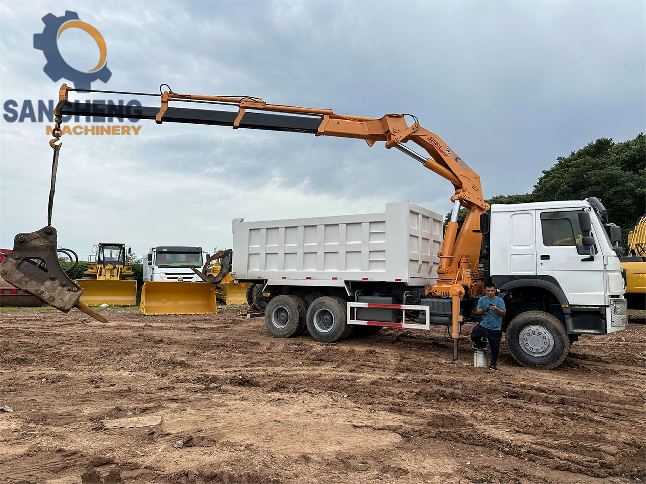 SINOTRUK Howo 371 6x4 crane truck - Camión grúa: foto 2 SINOTRUK Howo 371 6x4 crane truck - Camión grúa: foto 2