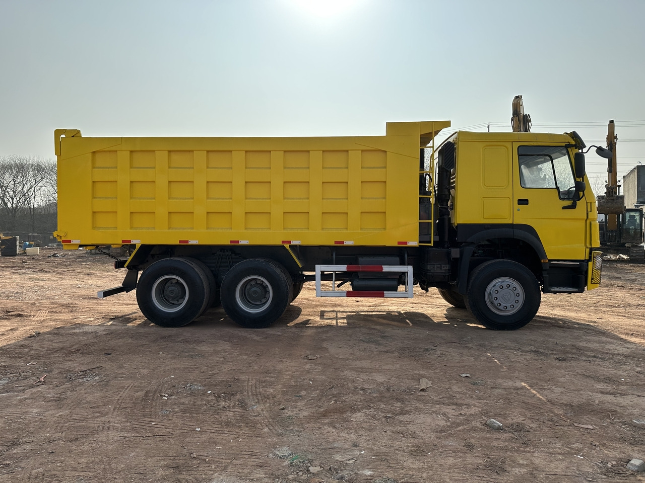 SINOTRUK Howo 6x4 Dump truck 371hp - Camión volquete: foto 4 SINOTRUK Howo 6x4 Dump truck 371hp - Camión volquete: foto 4