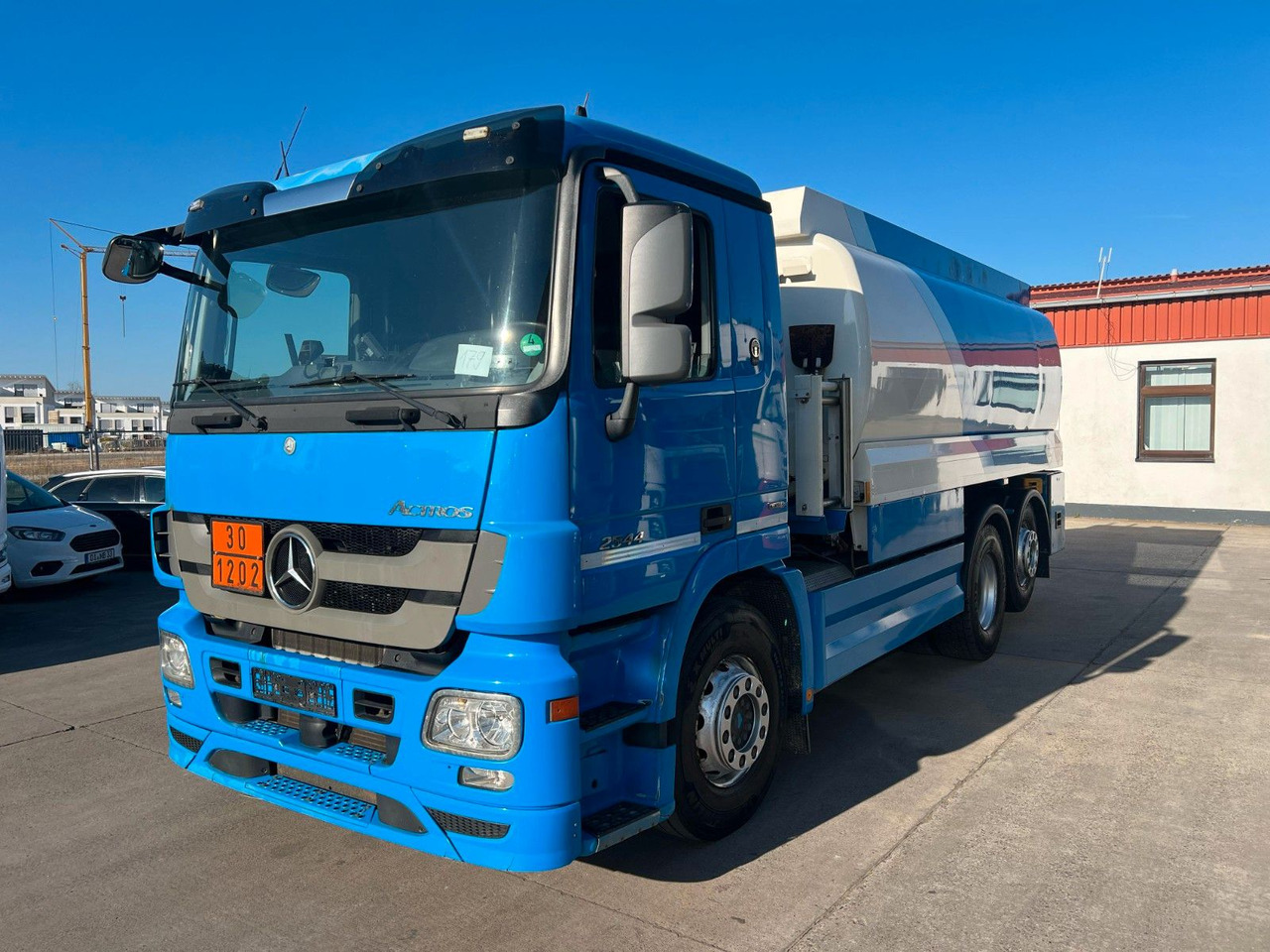 Mercedes-Benz ACTROS 2544 * 3 KAMMER * OBEN/UNTEN * LIFT * - Camión cisterna: foto 1 Mercedes-Benz ACTROS 2544 * 3 KAMMER * OBEN/UNTEN * LIFT * - Camión cisterna: foto 1