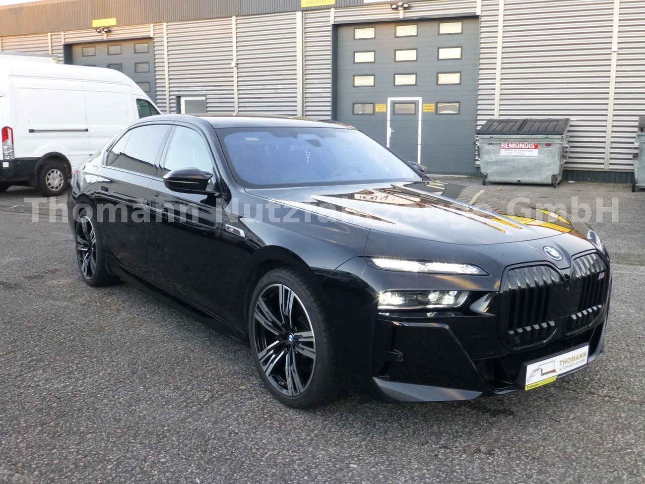 BMW M760 7 M760 e xDrive Cinema Sky Lounge 2x 21 Zol - Sedan: foto 4 BMW M760 7 M760 e xDrive Cinema Sky Lounge 2x 21 Zol - Sedan: foto 4