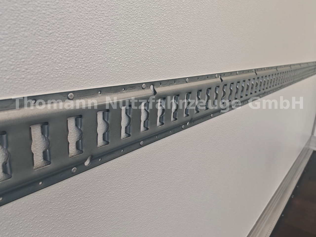 Furgoneta caja cerrada Iveco Daily 35S18 Koffer + LBW Navi/ACC Tempomat: foto 27 Furgoneta caja cerrada Iveco Daily 35S18 Koffer + LBW Navi/ACC Tempomat: foto 27