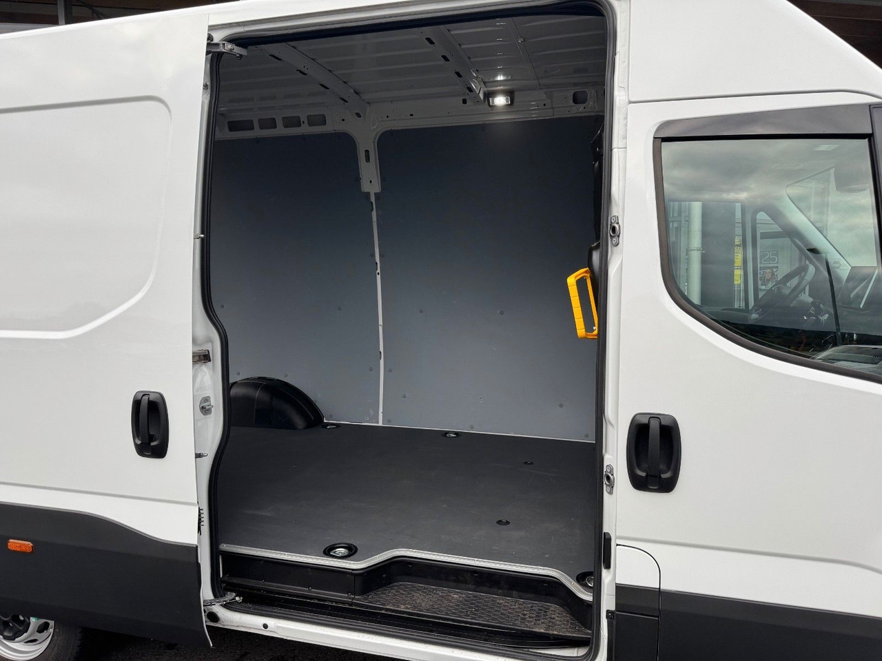 Furgón Iveco Daily 35S16 A8 *R3.520mm*Automatik*AHK*ACC*: foto 10