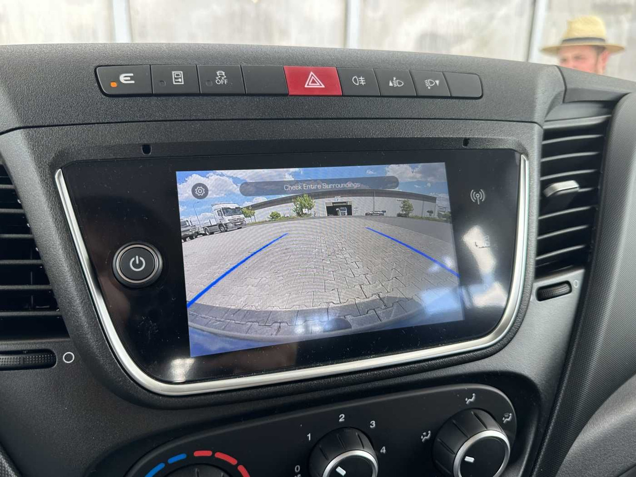 Furgoneta caja abierta Iveco Daily 35S16 H 3.0L *R3.750mm*AHK*Automatik* 2x: foto 13 Furgoneta caja abierta Iveco Daily 35S16 H 3.0L *R3.750mm*AHK*Automatik* 2x: foto 13