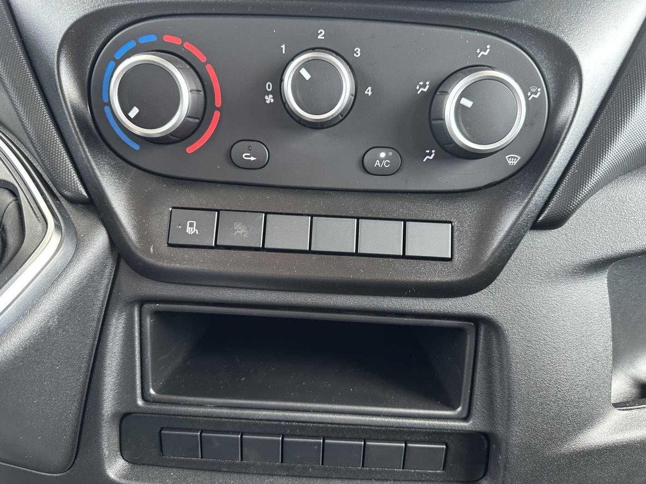 Furgoneta caja abierta Iveco Daily 35S16 H 3.0L *R3.750mm*AHK*Automatik* 2x: foto 14 Furgoneta caja abierta Iveco Daily 35S16 H 3.0L *R3.750mm*AHK*Automatik* 2x: foto 14