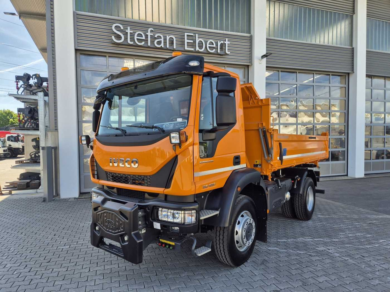 Iveco Eurocargo ML150E28W 4x4 Winterdienst Vorb. 2xAHK - Camión volquete: foto 2 Iveco Eurocargo ML150E28W 4x4 Winterdienst Vorb. 2xAHK - Camión volquete: foto 2