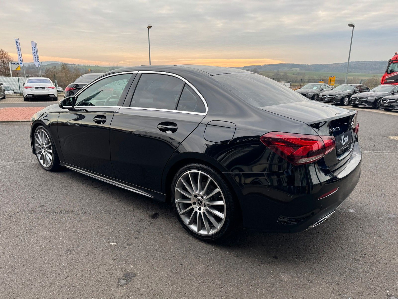 Mercedes-Benz A 200 AMG 19"+Ambiente+R-Kamera+Pano+LED+MBUX - Sedan: foto 3 Mercedes-Benz A 200 AMG 19"+Ambiente+R-Kamera+Pano+LED+MBUX - Sedan: foto 3