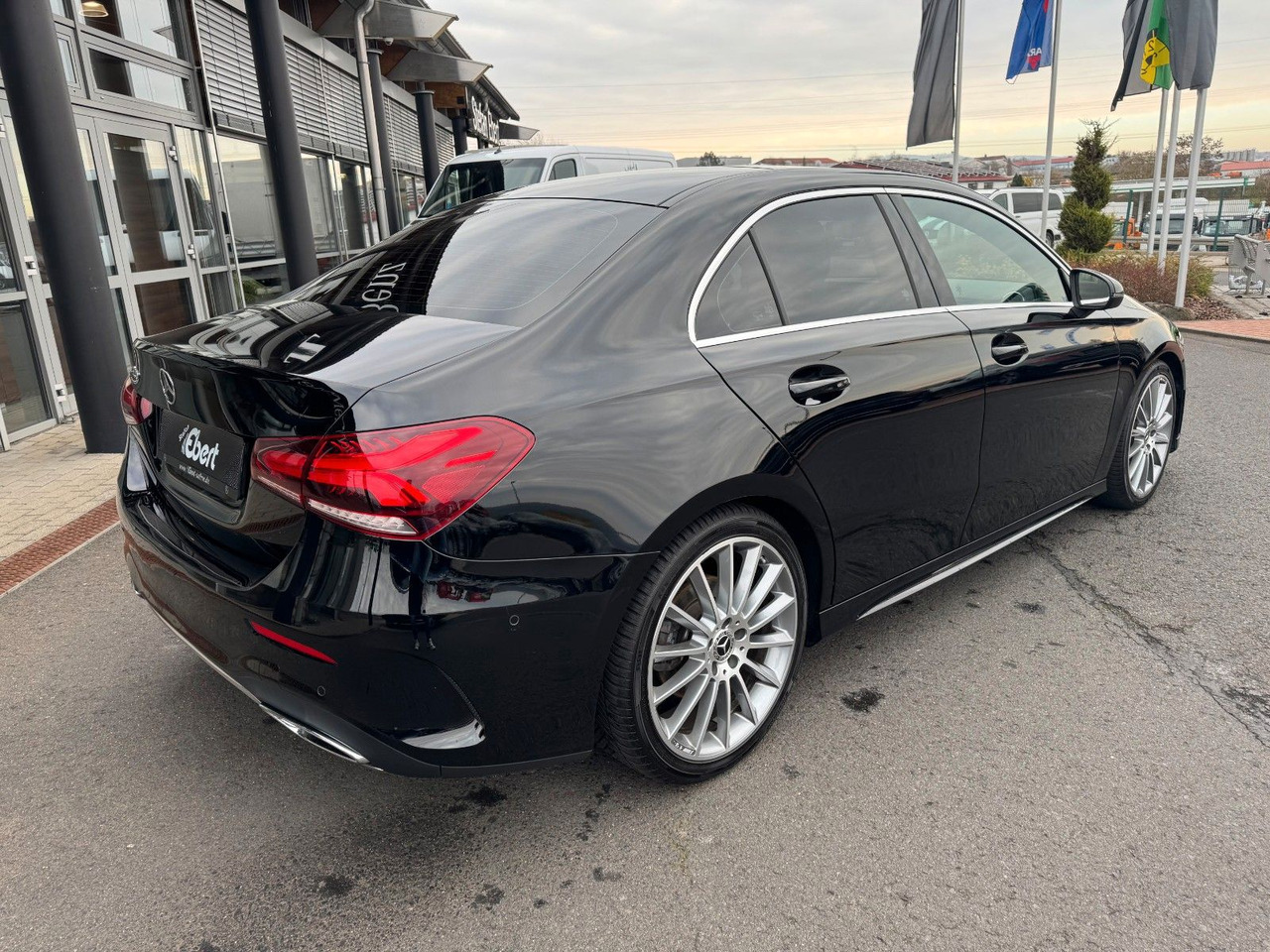 Mercedes-Benz A 200 AMG 19"+Ambiente+R-Kamera+Pano+LED+MBUX - Sedan: foto 4 Mercedes-Benz A 200 AMG 19"+Ambiente+R-Kamera+Pano+LED+MBUX - Sedan: foto 4