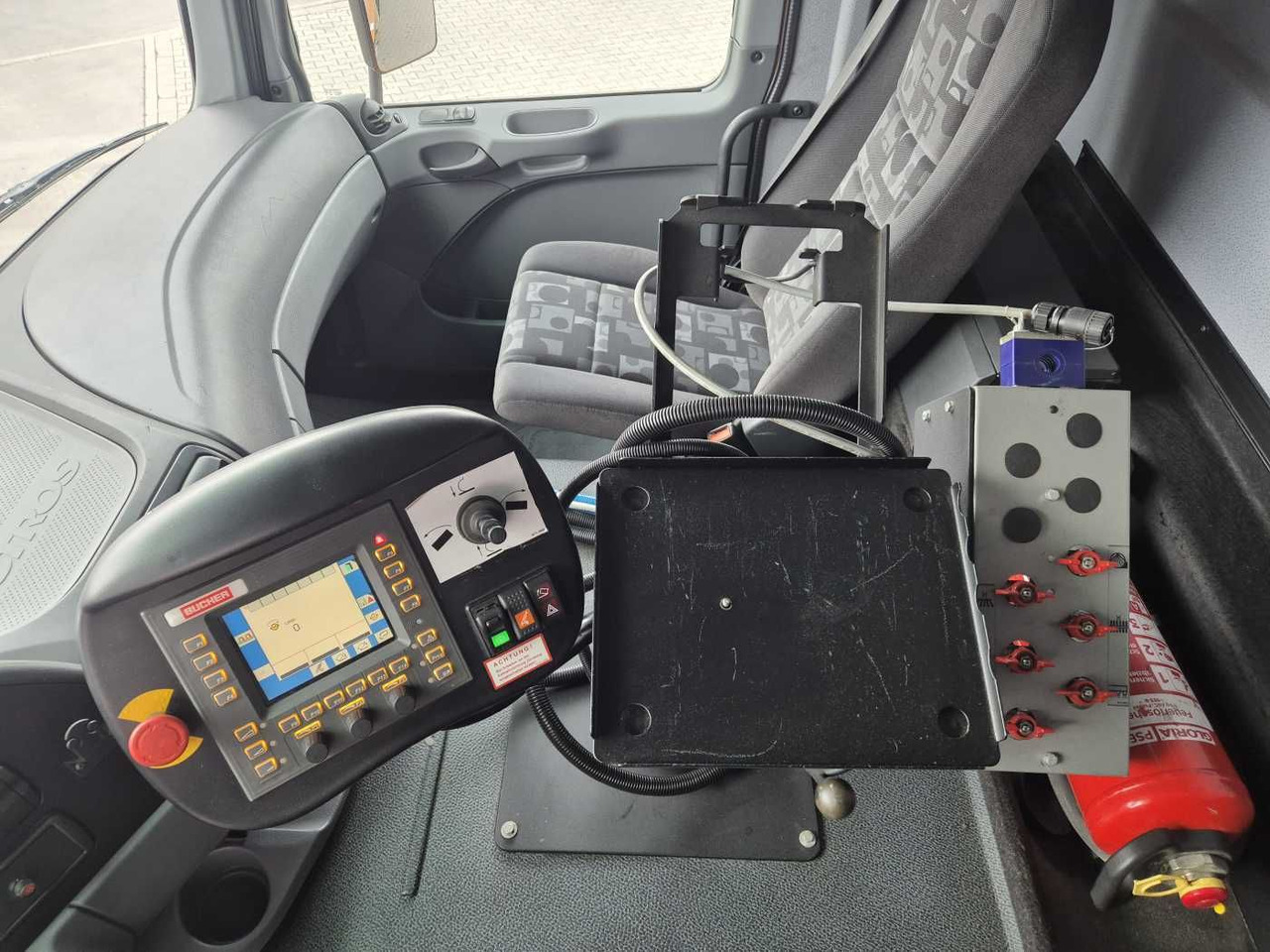 Barredora vial Mercedes-Benz Actros 2032 A 4x4 Bucher STKF 9500 Airport 30x: foto 11 Barredora vial Mercedes-Benz Actros 2032 A 4x4 Bucher STKF 9500 Airport 30x: foto 11