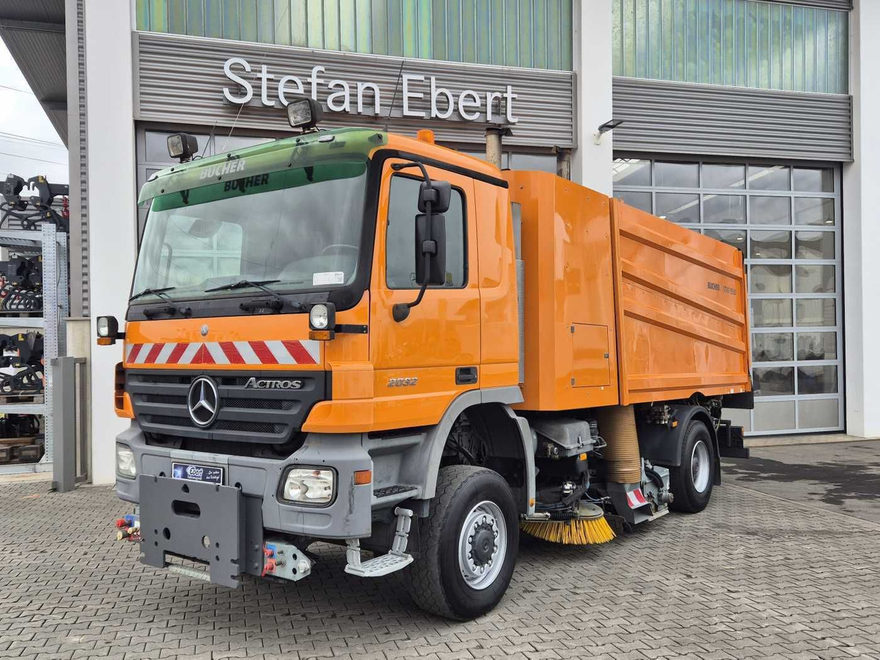 Mercedes-Benz Actros 2032 A 4x4 Bucher STKF 9500 Airport 30x - Barredora vial: foto 1 Mercedes-Benz Actros 2032 A 4x4 Bucher STKF 9500 Airport 30x - Barredora vial: foto 1