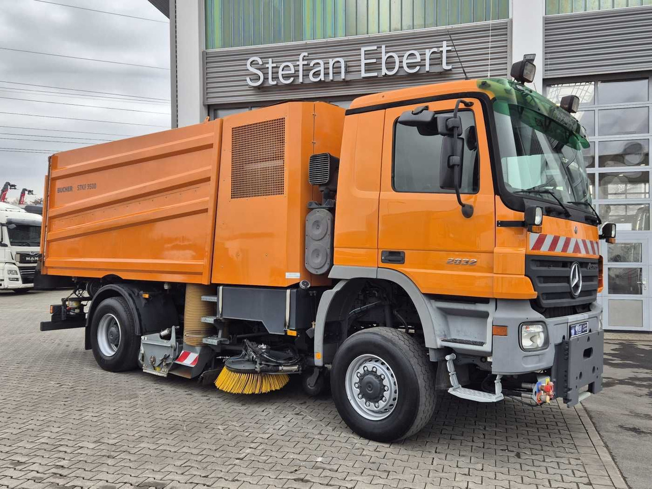 Mercedes-Benz Actros 2032 A 4x4 Bucher STKF 9500 Airport 30x - Barredora vial: foto 4 Mercedes-Benz Actros 2032 A 4x4 Bucher STKF 9500 Airport 30x - Barredora vial: foto 4