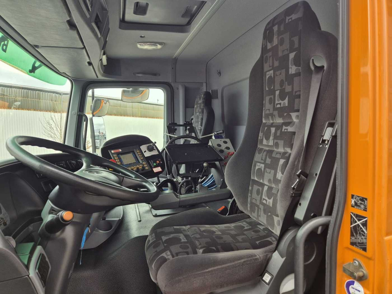 Barredora vial Mercedes-Benz Actros 2032 A 4x4 Bucher STKF 9500 Airport 30x: foto 10