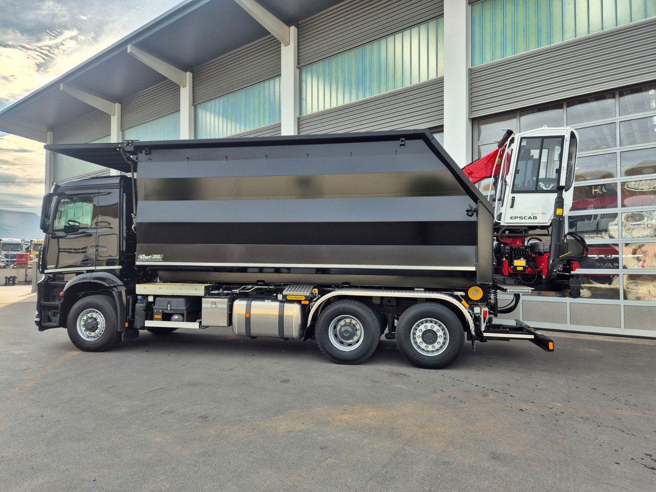 Mercedes-Benz Arocs 2751 6x2 HAD / Abroller EBERT Fällbox Q150 Mercedes-Benz Arocs 2751 6x2 HAD/ Abroller EBERT Forstbox Q150 - Camión multibasculante: foto 3 Mercedes-Benz Arocs 2751 6x2 HAD / Abroller EBERT Fällbox Q150 Mercedes-Benz Arocs 2751 6x2 HAD/ Abroller EBERT Forstbox Q150 - Camión multibasculante: foto 3