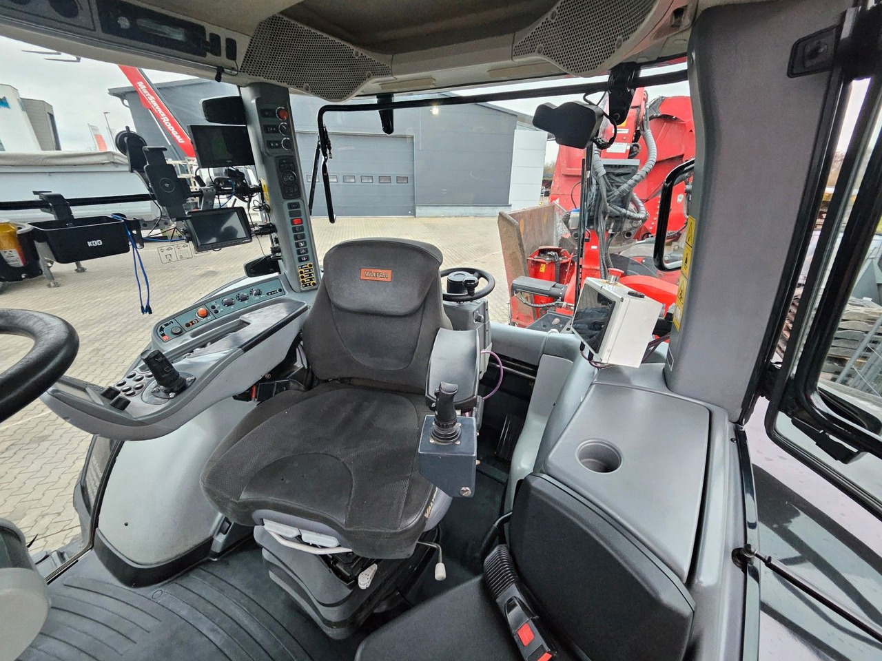 Trituradora de madera Valtra S374 / nur: 1.980h! / 06.2017 / Holzhacker: foto 18