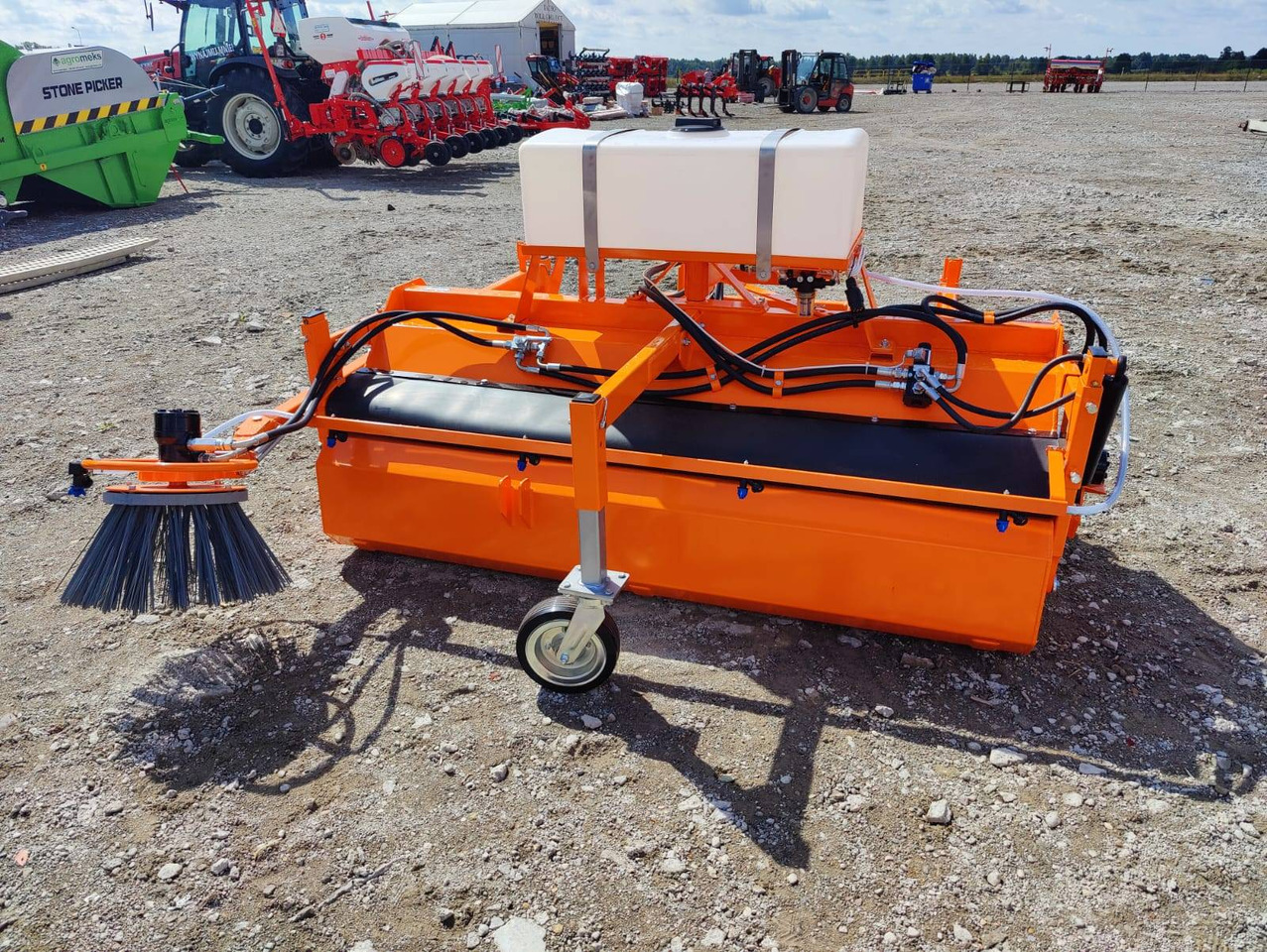 POM Augustów 2m Zamiatarka Typ T801/2 - dostępna od ręki! - Barredora cucharón para Vehículo municipal: foto 1 POM Augustów 2m Zamiatarka Typ T801/2 - dostępna od ręki! - Barredora cucharón para Vehículo municipal: foto 1