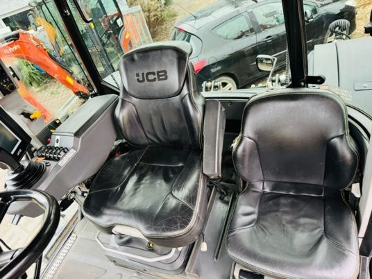 Tractor JCB FASTRAC 4220: foto 17