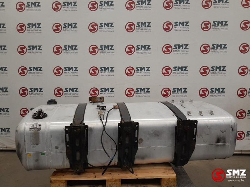 Mercedes-Benz Occ brandstoftank 660L + AdBluetank 75L met steune - Depósito de combustible para Camión: foto 2 Mercedes-Benz Occ brandstoftank 660L + AdBluetank 75L met steune - Depósito de combustible para Camión: foto 2