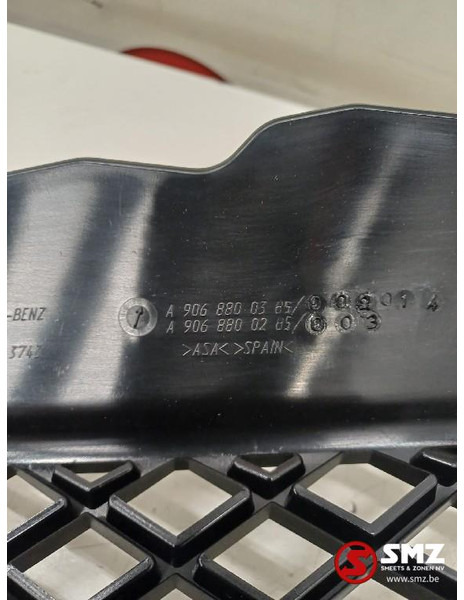 Mercedes-Benz Radiator grille mercedes - Parrilla para Camión: foto 3 Mercedes-Benz Radiator grille mercedes - Parrilla para Camión: foto 3