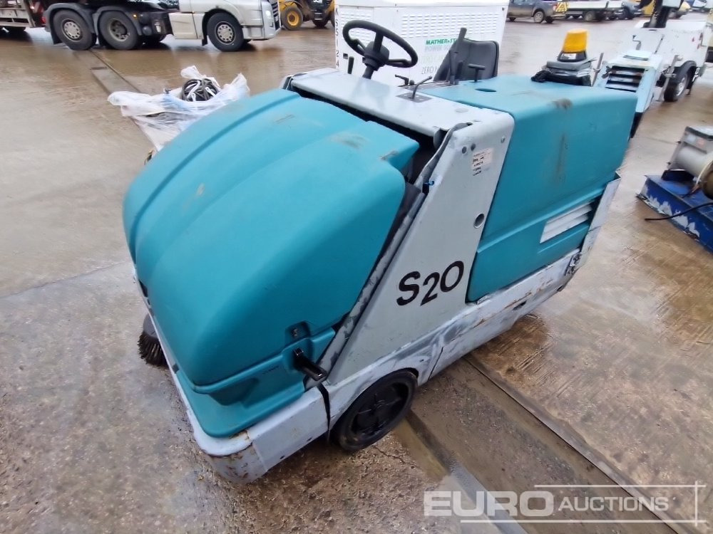 2011 Tennant Diesel Ride On Floor Scrubber - Equipo de construcción: foto 1 2011 Tennant Diesel Ride On Floor Scrubber - Equipo de construcción: foto 1