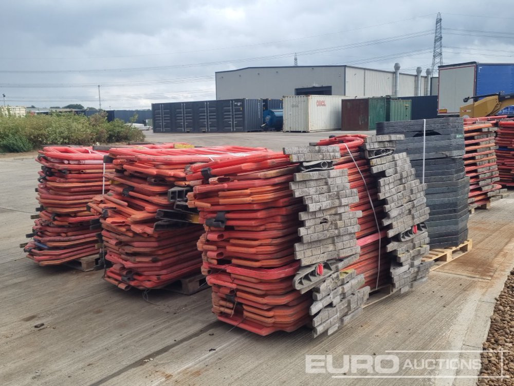 Pallet of Plastic Safety Barriers (5 of) Pallet of Road Signs (3 of) - Equipo de construcción: foto 5 Pallet of Plastic Safety Barriers (5 of) Pallet of Road Signs (3 of) - Equipo de construcción: foto 5