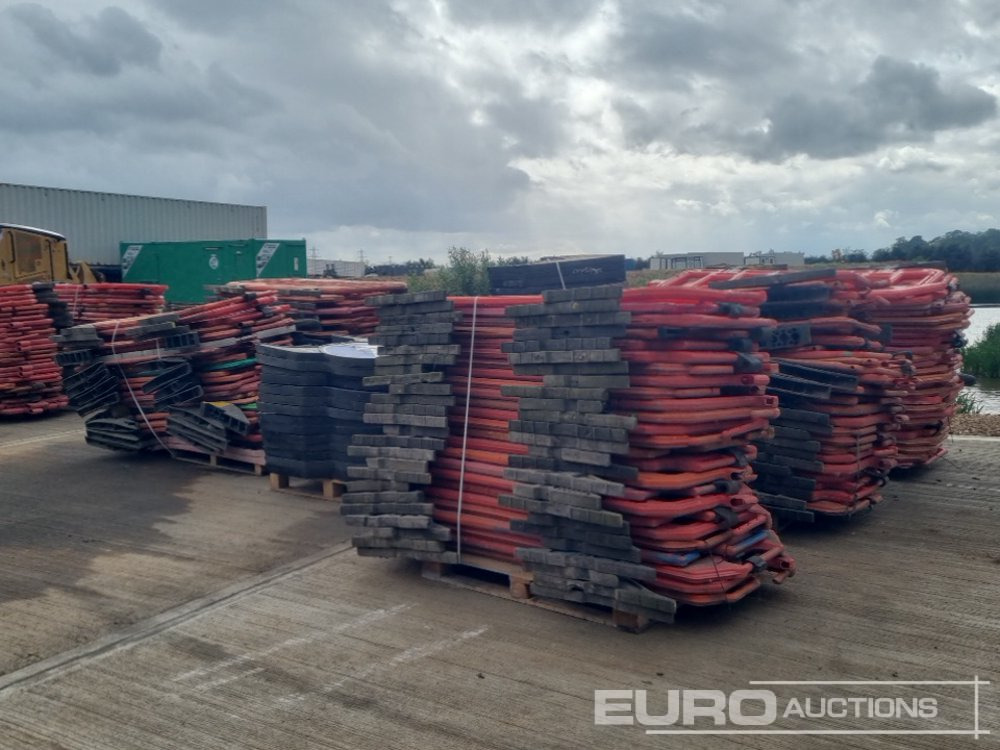 Pallet of Plastic Safety Barriers (5 of) Pallet of Road Signs (3 of) - Equipo de construcción: foto 3 Pallet of Plastic Safety Barriers (5 of) Pallet of Road Signs (3 of) - Equipo de construcción: foto 3
