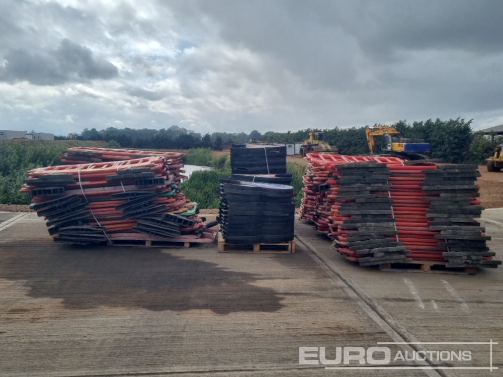 Pallet of Plastic Safety Barriers (5 of) Pallet of Road Signs (3 of) - Equipo de construcción: foto 2 Pallet of Plastic Safety Barriers (5 of) Pallet of Road Signs (3 of) - Equipo de construcción: foto 2