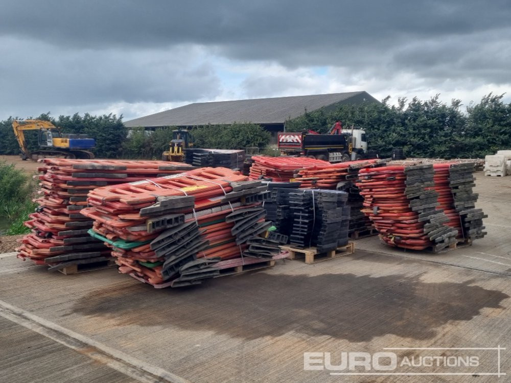 Pallet of Plastic Safety Barriers (5 of) Pallet of Road Signs (3 of) - Equipo de construcción: foto 1 Pallet of Plastic Safety Barriers (5 of) Pallet of Road Signs (3 of) - Equipo de construcción: foto 1