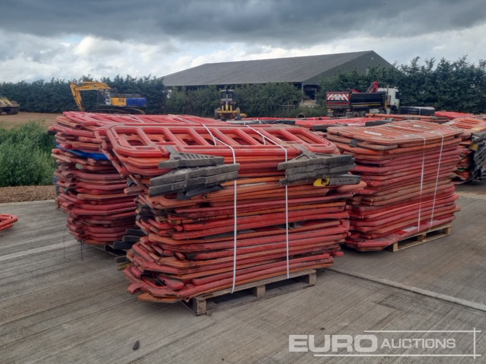 Pallet of Plastic Safety Barriers (5 of) Pallet of Road Signs (3 of) - Equipo de construcción: foto 1 Pallet of Plastic Safety Barriers (5 of) Pallet of Road Signs (3 of) - Equipo de construcción: foto 1