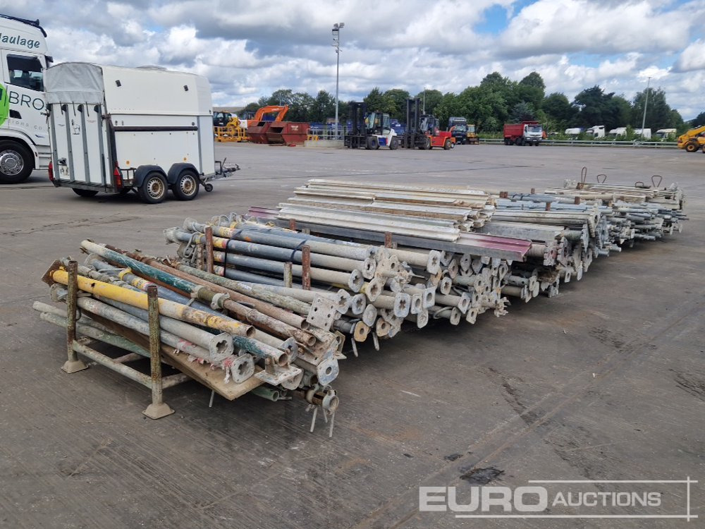 Selection of Shuttering Props, Shoring Props, Kwikstage Poles, Galvanised Rails, Frame Work Supports (10 Stillages of) - Equipo de construcción: foto 5 Selection of Shuttering Props, Shoring Props, Kwikstage Poles, Galvanised Rails, Frame Work Supports (10 Stillages of) - Equipo de construcción: foto 5