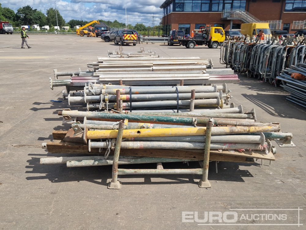 Selection of Shuttering Props, Shoring Props, Kwikstage Poles, Galvanised Rails, Frame Work Supports (10 Stillages of) - Equipo de construcción: foto 4 Selection of Shuttering Props, Shoring Props, Kwikstage Poles, Galvanised Rails, Frame Work Supports (10 Stillages of) - Equipo de construcción: foto 4