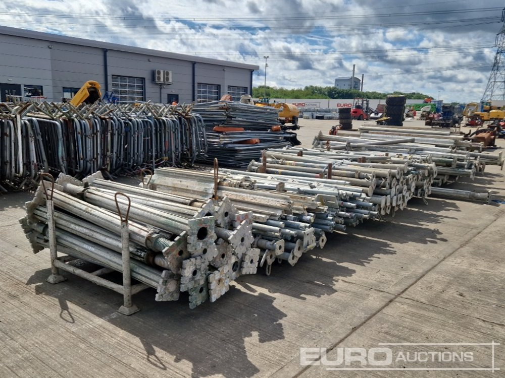 Selection of Shuttering Props, Shoring Props, Kwikstage Poles, Galvanised Rails, Frame Work Supports (10 Stillages of) - Equipo de construcción: foto 1 Selection of Shuttering Props, Shoring Props, Kwikstage Poles, Galvanised Rails, Frame Work Supports (10 Stillages of) - Equipo de construcción: foto 1