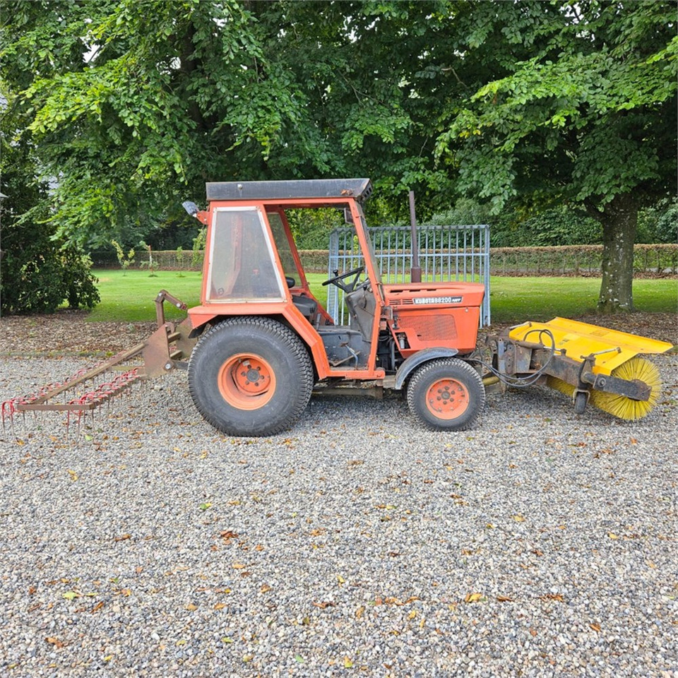 Kubota B8200 - Tractor municipal: foto 4 Kubota B8200 - Tractor municipal: foto 4