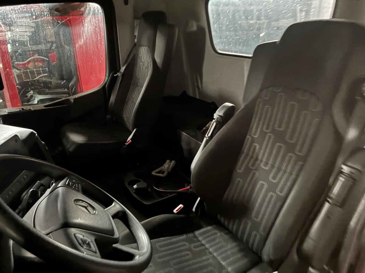 Cabeza tractora Mercedes AROCS 2046: foto 6