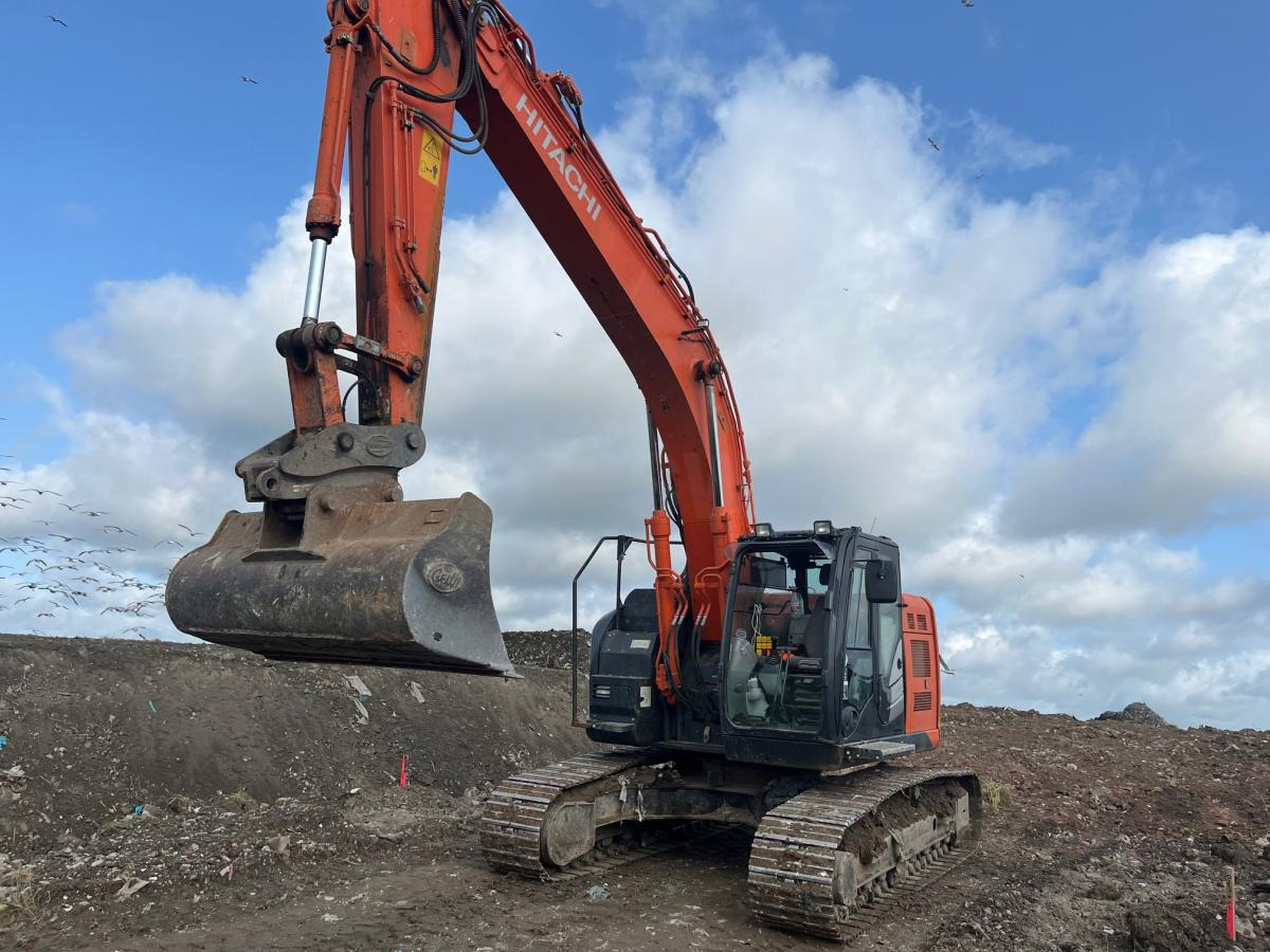 Hitachi ZX 225USLC-5B - Excavadora de cadenas: foto 1 Hitachi ZX 225USLC-5B - Excavadora de cadenas: foto 1
