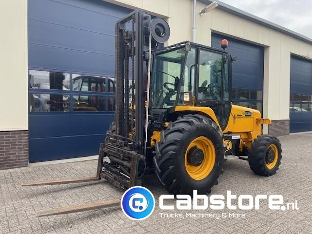 JCB 930 Off-Road forklift - Ruwterrein heftruck -Bouwjaar 2008 - 4x4 - 4WD - Side shift - Vorkverstelling - 550 cm hefhoogte - Carretilla todo terreno: foto 1 JCB 930 Off-Road forklift - Ruwterrein heftruck -Bouwjaar 2008 - 4x4 - 4WD - Side shift - Vorkverstelling - 550 cm hefhoogte - Carretilla todo terreno: foto 1
