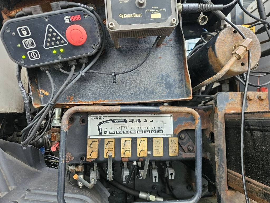 Camión grúa Scania P 94 DB 220 Hiab 135-4 lisähydrauliikalla: foto 6