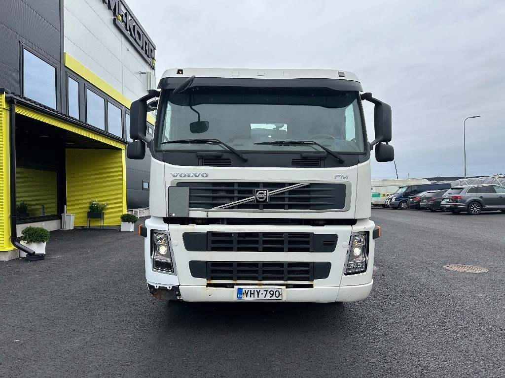 Volvo FM9 4x2 vaijerilaitteilla - Camión portacontenedor de cadenas: foto 2 Volvo FM9 4x2 vaijerilaitteilla - Camión portacontenedor de cadenas: foto 2