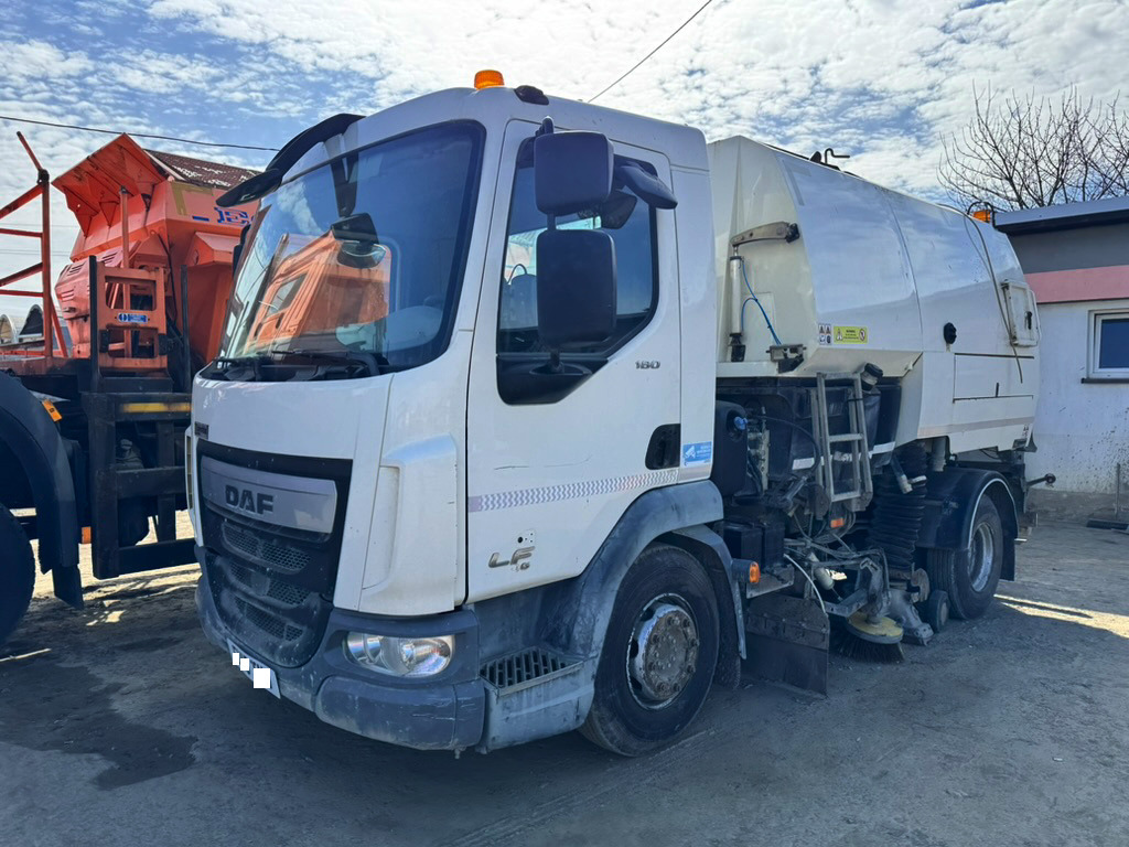 Barredora vial DAF LF180: foto 6