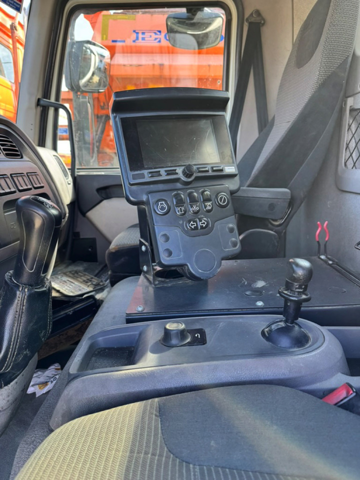 Barredora vial DAF LF180: foto 11
