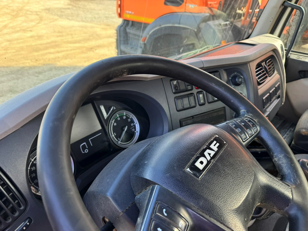Barredora vial DAF LF180: foto 9
