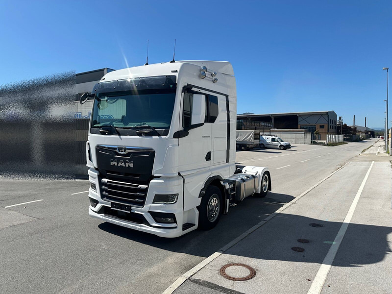 MAN TGX 18.520 LLS-U - Cabeza tractora: foto 2 MAN TGX 18.520 LLS-U - Cabeza tractora: foto 2