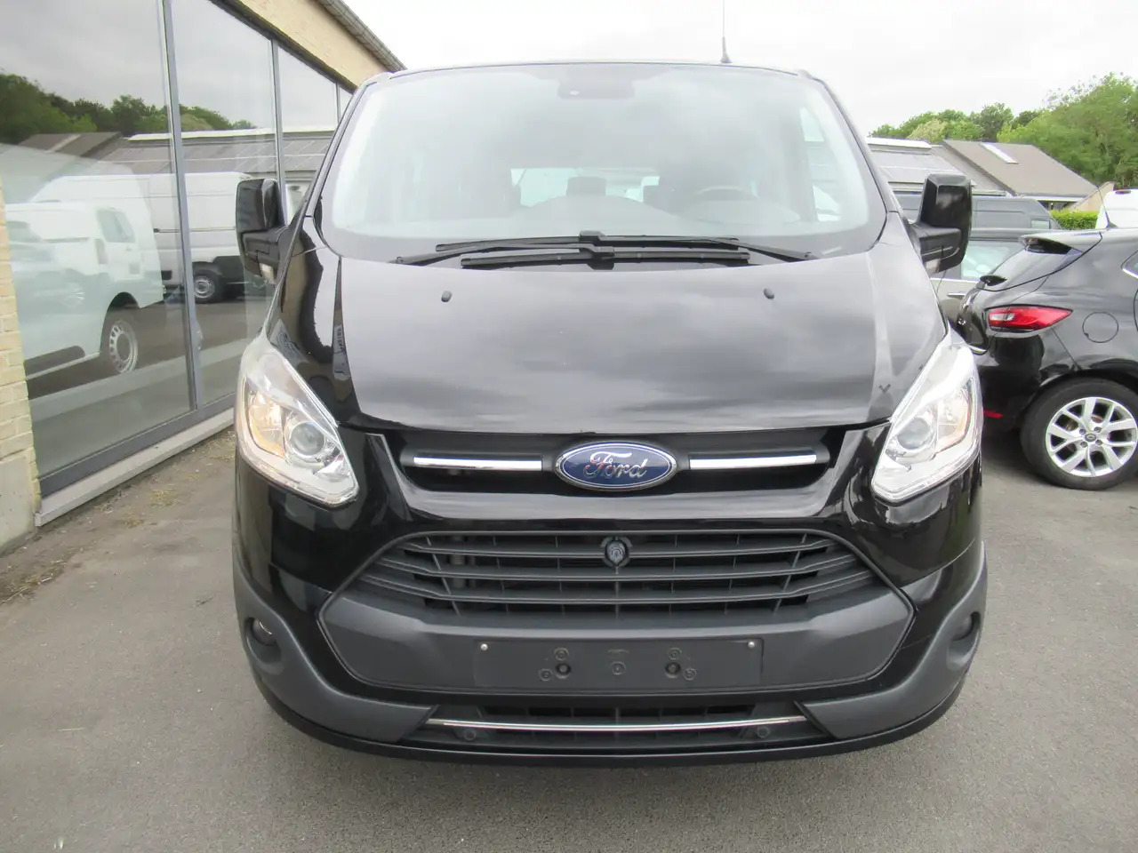 Ford Tourneo Custom 2.0 TDCi L2H1 - Otros maquinaria: foto 3 Ford Tourneo Custom 2.0 TDCi L2H1 - Otros maquinaria: foto 3