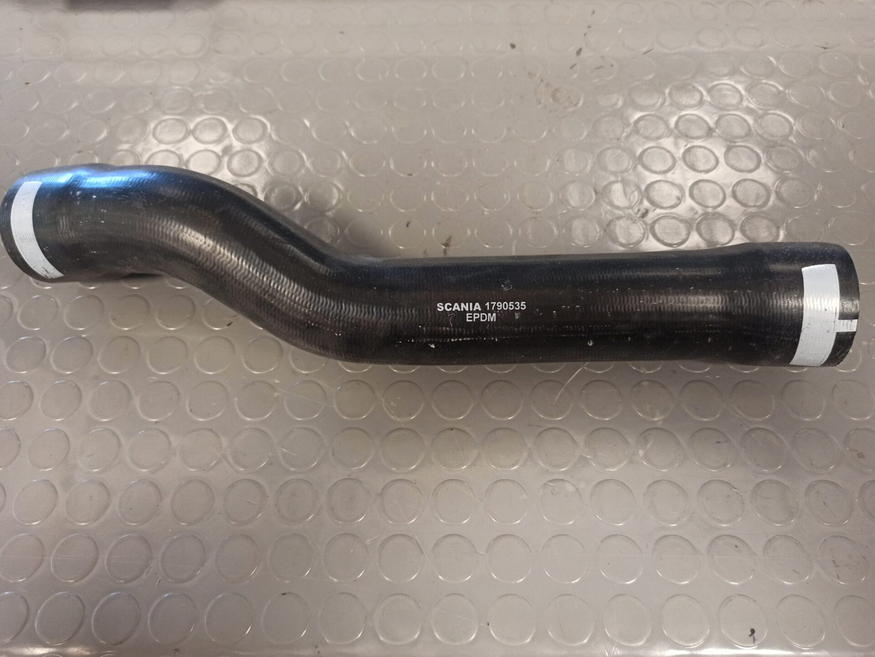 SCANIA COOLANT HOSE 1790535 - Sistema de refrigeración para Camión: foto 1 SCANIA COOLANT HOSE 1790535 - Sistema de refrigeración para Camión: foto 1