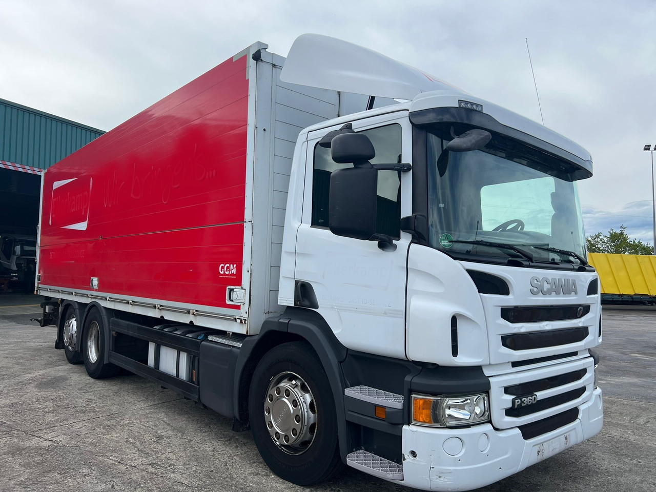 SCANIA 360 CON CAJA DE BEBIDAS - Camión transporte de bebidas: foto 2 SCANIA 360 CON CAJA DE BEBIDAS - Camión transporte de bebidas: foto 2