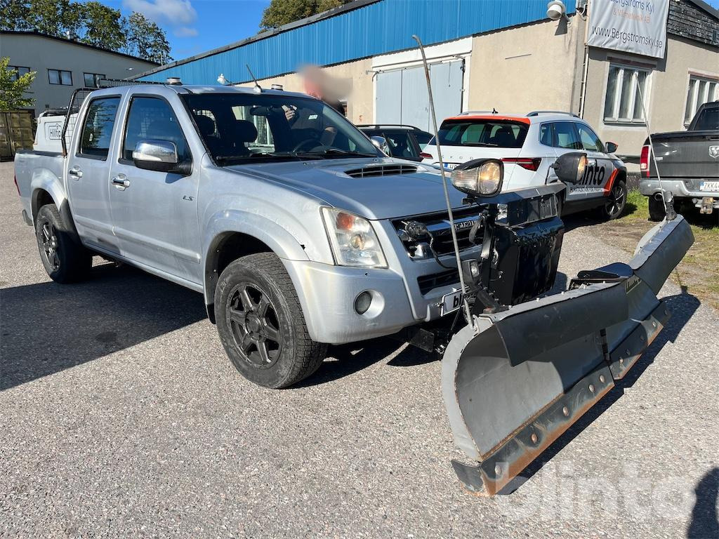 ISUZU CREW 3.0 AT med vikplog och sandspridare - Pick-up, Máquina quitanieve: foto 3 ISUZU CREW 3.0 AT med vikplog och sandspridare - Pick-up, Máquina quitanieve: foto 3