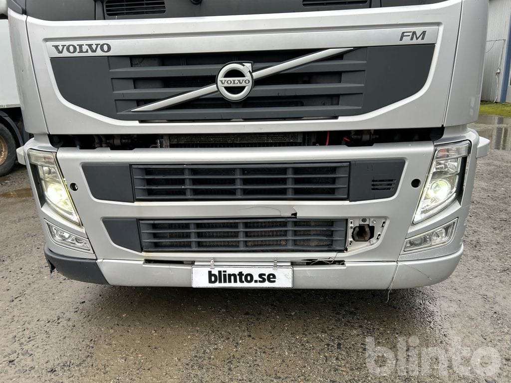 VOLVO FM 6X2 - Camión caja cerrada: foto 2 VOLVO FM 6X2 - Camión caja cerrada: foto 2