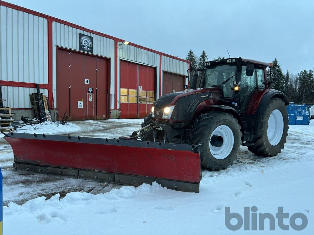 Valtra T213 med plogutrustning - Tractor: foto 1 Valtra T213 med plogutrustning - Tractor: foto 1